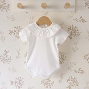 body bebé blanco cuello volante rosa empolvado algodón suave detalle verano dulce elegante