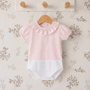 body bebé rosa plumeti cuello volante algodón relieve detalle verano elegante