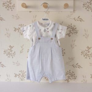 conjunto bebé azul algodón camisa estampado barcos pelele rayas tirantes botones madera textura ligera