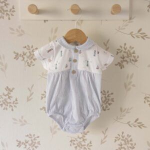 pelele bebé azul algodón estampado barcos rayas botones madera fruncido textura ligera