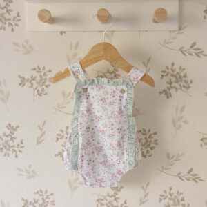 Pelele bebé niña floral verde Babidu con volante