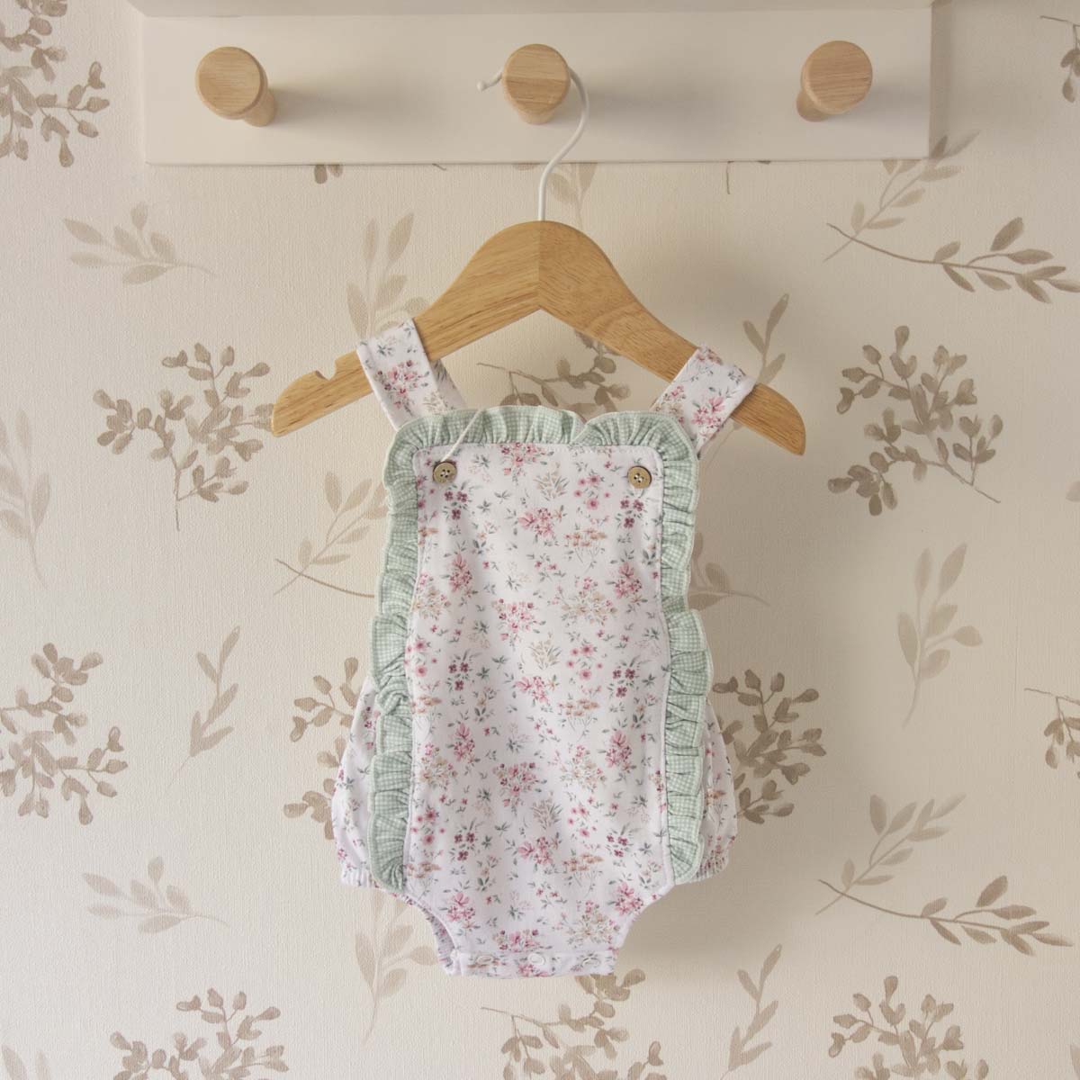 Pelele bebé niña floral verde Babidu con volante