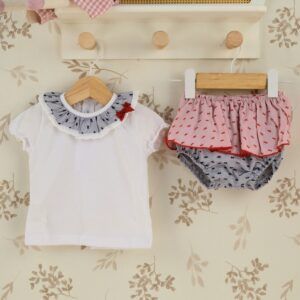 Conjunto bebé rosa Calamaro con camiseta blanca, cuello volante estampado y cubrepañal con volante rosa. -1