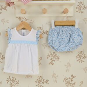Conjunto bebé azul floral Calamaro de algodón con camiseta blanca de volantes y cubrepañal estampado de flores azules.