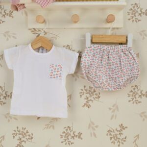 Conjunto bebé estampado rosa Calamaro de algodón con camiseta blanca de bolsillo estampado y cubrepañal floral.